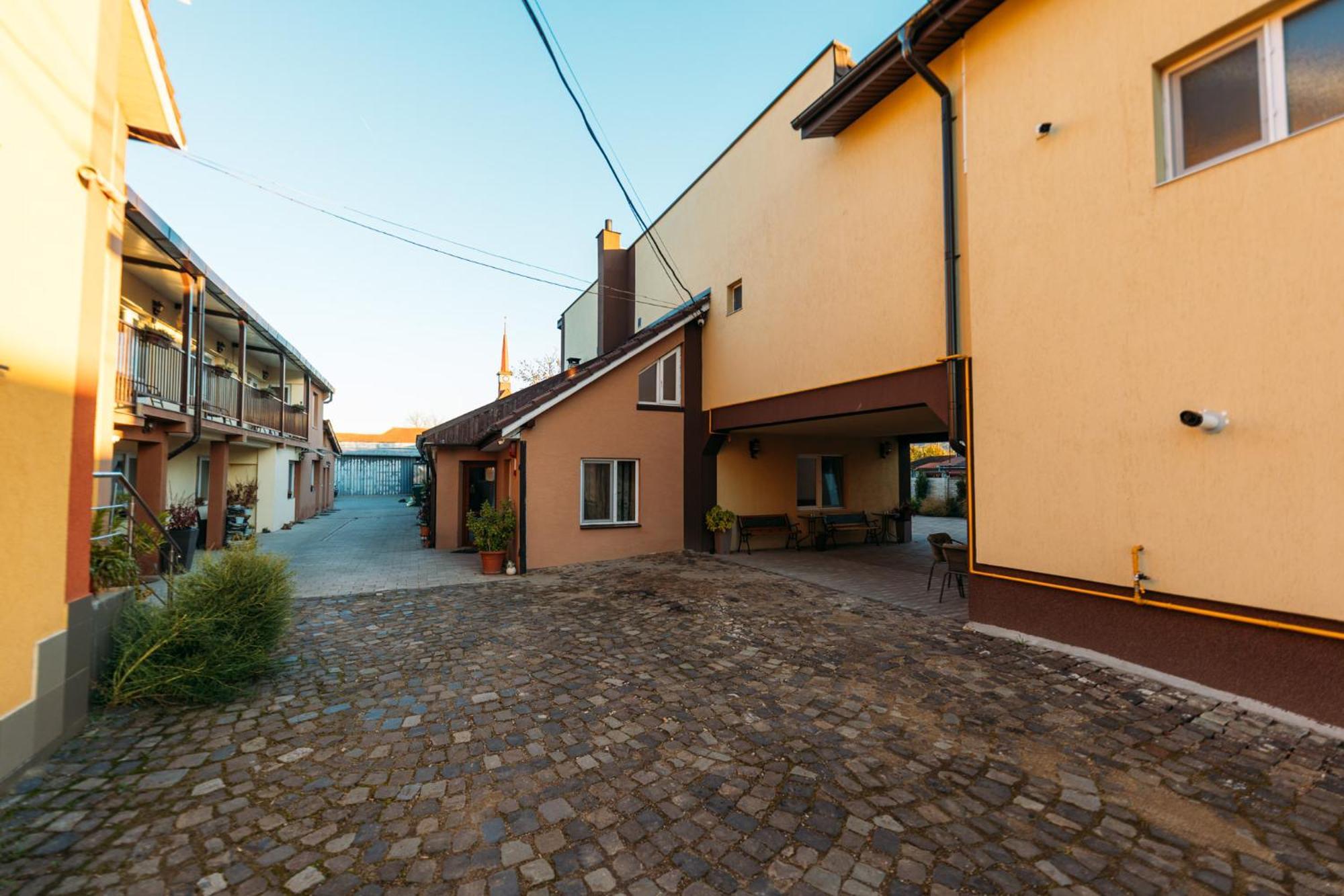 Pensiune Carpati Hunedoara Exteriér fotografie